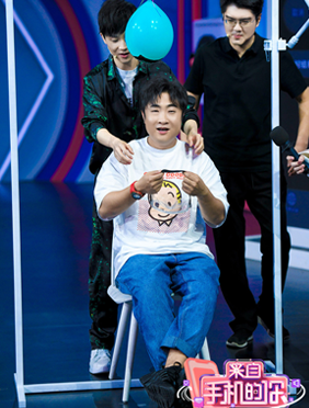 <b>《来自手机的你》乔杉看黄昏落泪 薇娅展示五秒睡眠法</b>