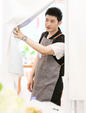 <b>黄晓明《中餐厅》体验苗族风情 险遭投诉餐厅经营遇挑战</b>