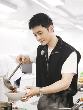 <b>黄晓明《中餐厅》领跳无价之姐  巧解“CP”再爆金句</b>