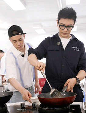 <b>黄晓明动情致敬宜昌破窗救人交警 《中餐厅4》弘扬暖心正能量三网收视第一</b>