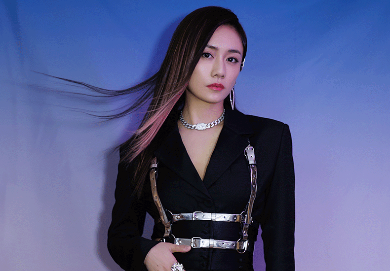 刘芸暗黑科技舞台造型亮相《姐姐》成团夜 