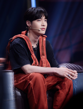 <b>张艺兴街舞3“吃瓜网友” 上线 “街舞第一娱记”现场学跳国标舞惊喜不断</b>