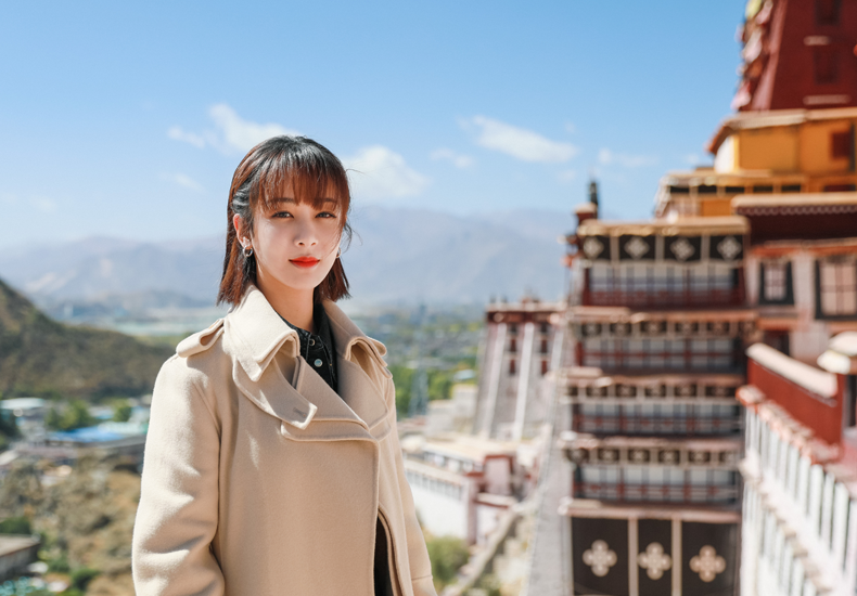 杨紫现身拉萨布达拉宫 风衣“游客照”生