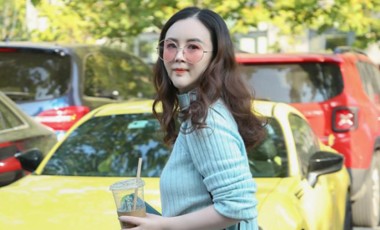 刘竞温暖毛衣现身工作园区 捕捉秋日美好