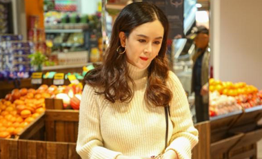 刘竞清新现身某购物商超 满溢温柔诠释本