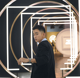 <b>周政杰出席品牌艺术展，镂空衬衫彰显个性潮流</b>