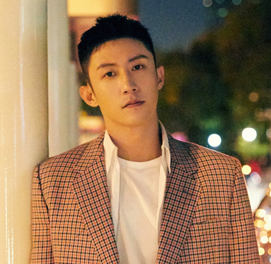 黄景瑜生日写真曝光 如炬目光点亮冬夜