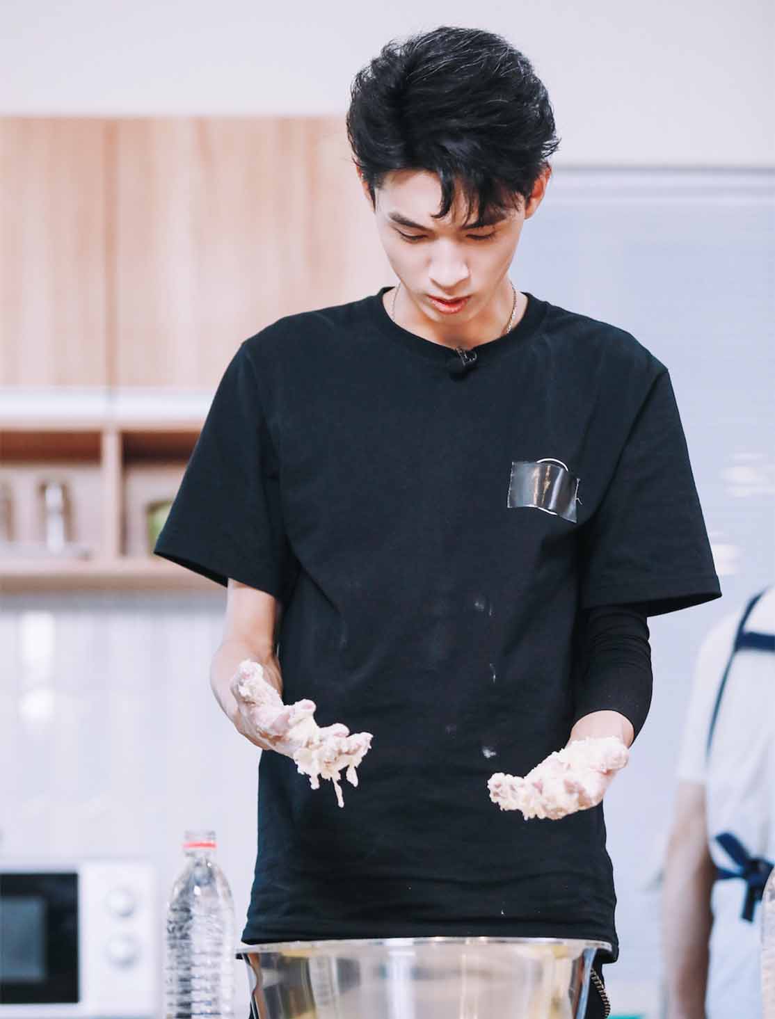 《美味夜行侠》首播，尹