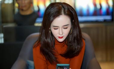 刘竞导演现身影院 和好友
