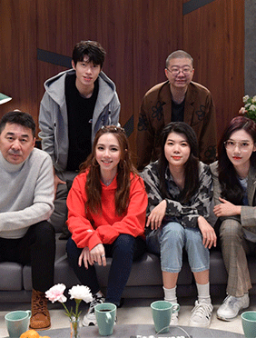 <b>《同一屋檐下》首播：王天奇抱怨迟到扣钱不合理，邓紫棋吐槽气到上头</b>