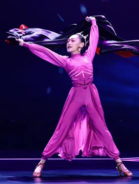 <b>金鹰卡通《跳舞吧！少年》来拜年，李子璇扮八戒吸引人气舞者</b>