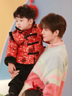 <b>《爱上幼儿园6》袁成杰烧饼管栎教萌娃学习传统年俗，热热闹闹过新年！</b>