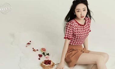 蒋梦婕封面大片曝光 印花