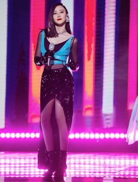 <b>《姐姐2》胡静高跟爵士舞开场第一 甩头发片腿杀惹网友惊呼</b>