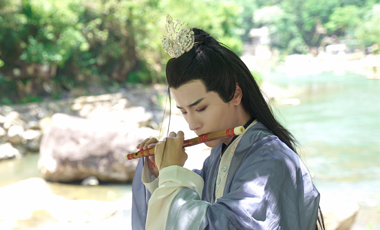 伍中元古装亮相亮桐花节，呤诗诵词带观