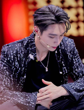 <b>张艺兴《这就是街舞4》开播 大秀《天狗食日》惊艳全场</b>