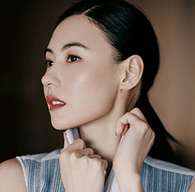 张柏芝光影静谧写真释出 蓝色条纹西装优雅迷人