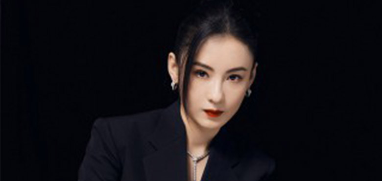 张柏芝盘发造型优雅大气 黑色西装配纱裙