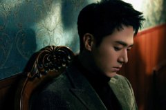 茅子俊氛围感情绪写真曝光墨绿丝绒西装