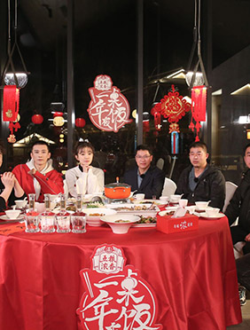 《一桌年夜饭》蓝色正能