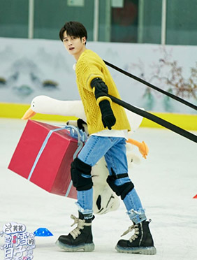 什刹海滑冰大爷成冬奥“气氛组” 《飘雪的日子来看你》回溯老北京冰上文化