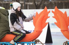 张雪迎加盟《飘雪的日子来看你》冰上蹴鞠闹乌龙