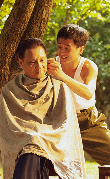 历史大片《邓小平小道》亮相“五一” 跨时空和邓老“苦中找乐”