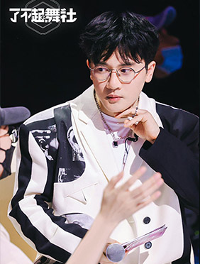 ​苏有朋面对《了不起！舞社》首轮淘汰危机 开启巡回式送锦囊妙计