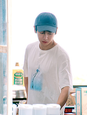 《向往的生活》龚俊圆梦同框李荣浩 张艺兴露天练拳击遭碳水刺客