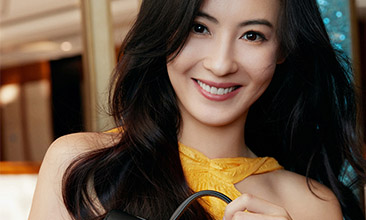 淡黄长裙清新亮眼，甜美