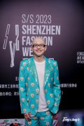歌手平安空降深圳时装周大秀 绿色西装