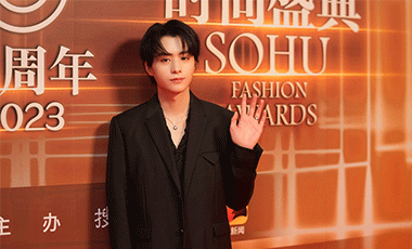 邓孝慈现身时尚盛典 全黑