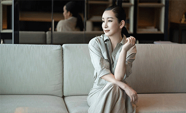 秦海璐出席活动 诠释里维