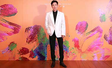 李光洁白色西装徜徉花海