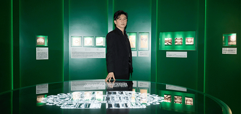 苏有朋纯黑西装亮相活动 儒雅风穿搭彰显