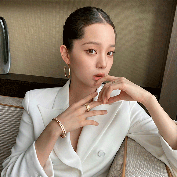 欧阳娜娜作为品牌大使出席活动 干练精英