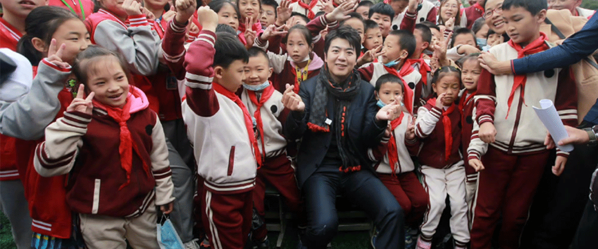 欢迎郎朗哥哥！孩子们热情洋溢地欢呼着。 1月3日，新年伊始，在北京冬日暖阳午后，郎朗踏进母校中央音乐学院附中。接下