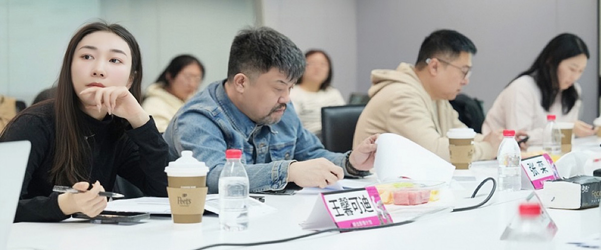 近日，ReelFocus新血影像计划线下竞赛复审会圆满举办。行业大咖齐聚一堂，针对海内外投稿的短片作品提出了宝贵意见，并深