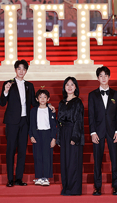 电影《野孩子》主创亮相上影节开幕式