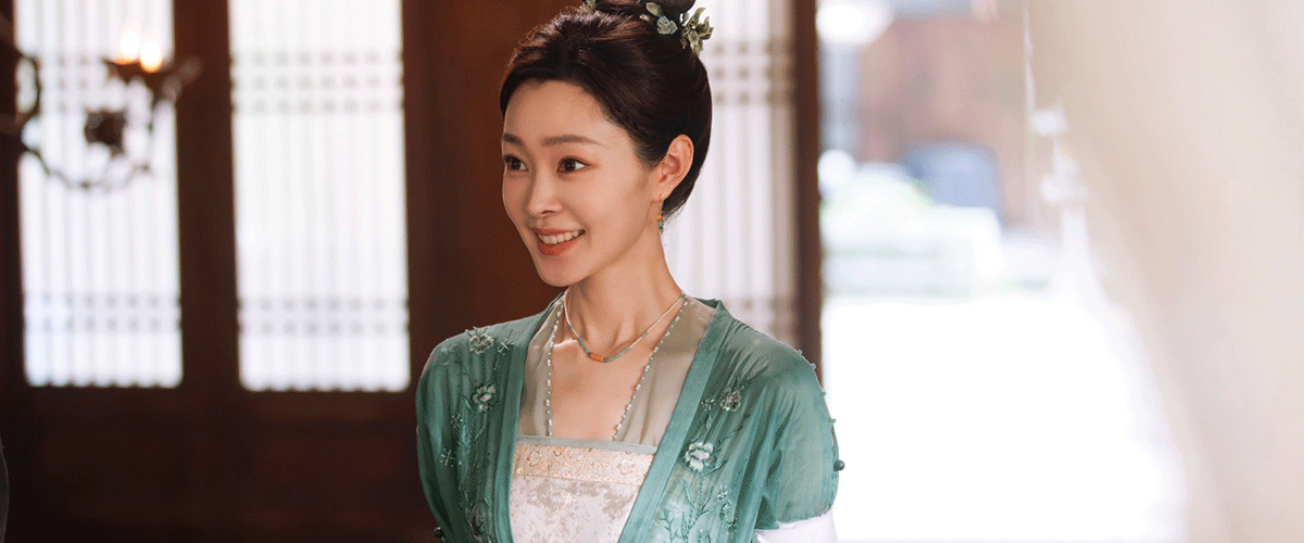 由于中中执导，宋轶领衔主演的古装悬疑爱情剧《颜心记》已于6月21日登陆爱奇艺播出，该剧讲述了每个月都会意外变身的江