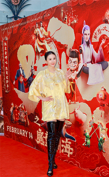 孟瑶双语主持《哪吒2》洛