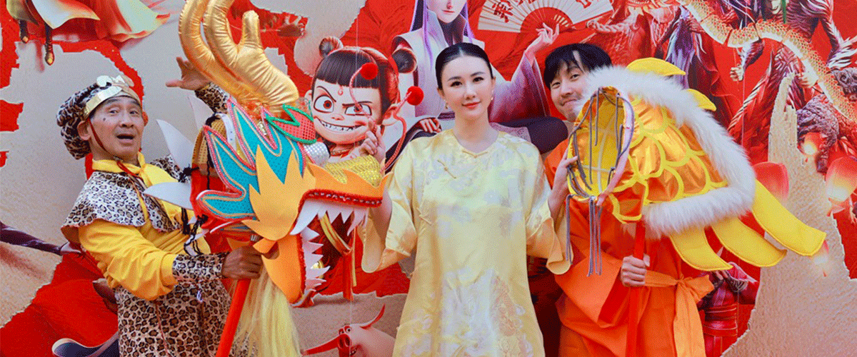 中国现象级动画电影《哪吒之魔童闹海》于当地时间2月8日在美国洛杉矶好莱坞一剧场举行首映礼，200座的剧场座无虚席。主