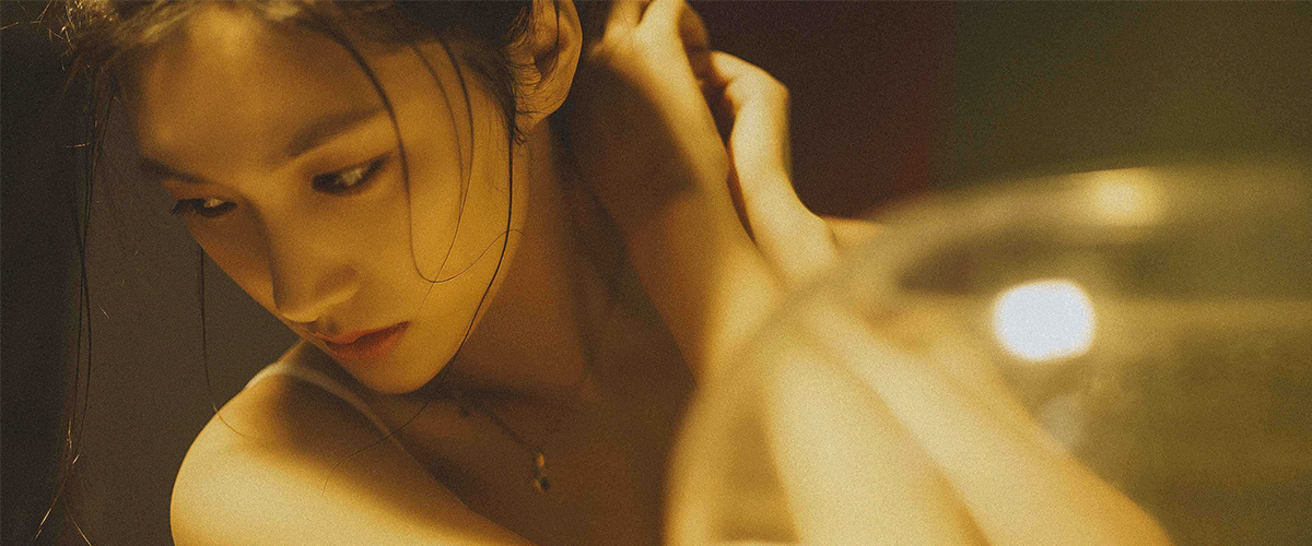 李嘉颐来自吉林，早年是自行车运动员，艰苦的训练赋予她坚韧的意志。2012 年，她在中国超级模特大赛中斩获季军，就此踏