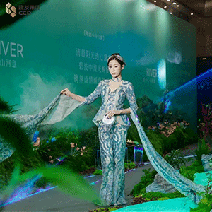 左小青现身发布会：在自然与城市的交响中寻找生活灵感 