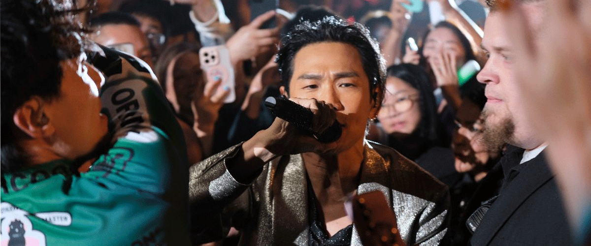 近日，ALEX杜德伟穿越20小时路程来到美国，在雷诺和洛杉矶的舞台上以杜氏情歌和劲歌热舞，将海外华人的青春记忆瞬间点亮