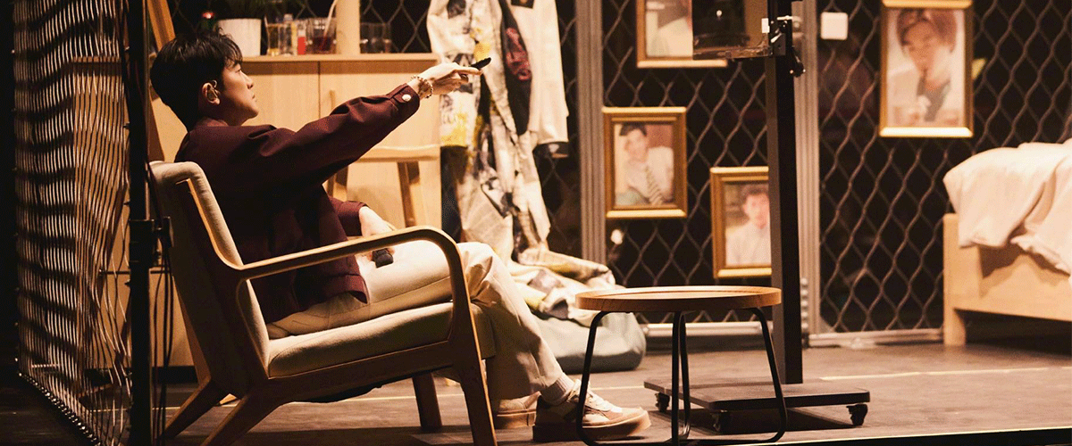 9月11日，苏有朋2025B-Side限定音乐会在北京蛙厂RMMF798店举行。音乐会上，他将舞台空间私密化，以一场融合话剧表演、音乐演