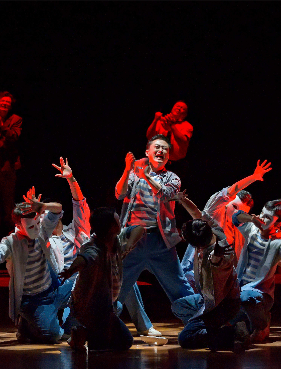 简约舞台上的精神思辨与时代共振