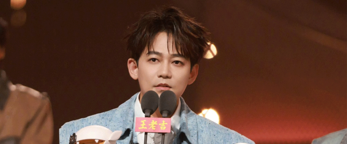 10月24日，《披荆斩棘2025》播出终极诞生夜。苏醒搭档王铮亮、张远、王栎鑫组成的快乐老咖战队加冕2025年度滚烫X-Team，苏醒