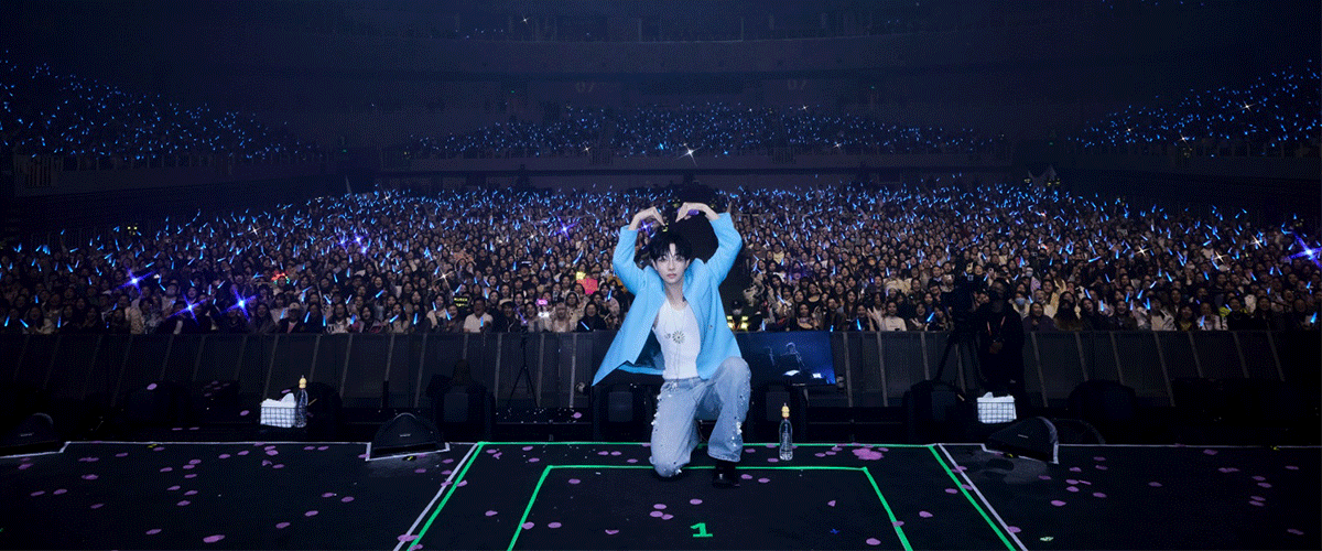 近日，胡夏那些年时光放映厅巡回演唱会济南站圆满落幕。整场演出涵盖了多首经典影视金曲与其个人代表作，熟悉的旋律响