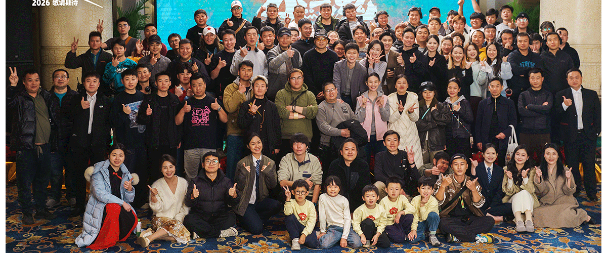 日前，电影《小气鬼》在成都正式杀青。杀青当日，官方释出坐以待币版概念海报及主创杀青剧照，温馨与欢乐交织的氛围令